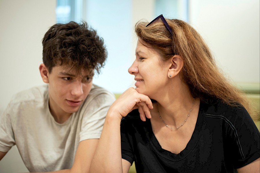 Een moeder praat met haar zoon van 15 jaar, middelbare scholier, 3 Havo