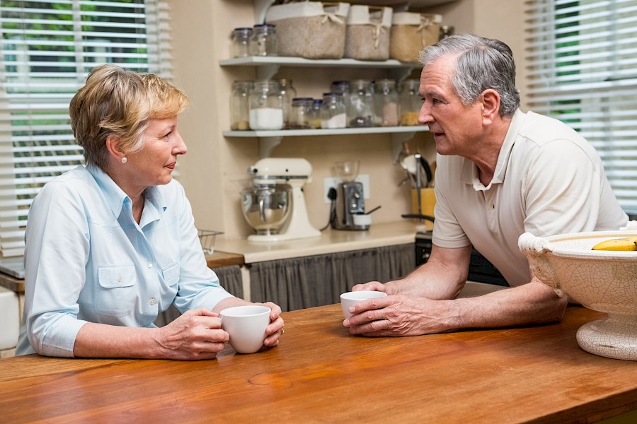 Een levensvreugde-coach praat met haar man over zijn pensionering